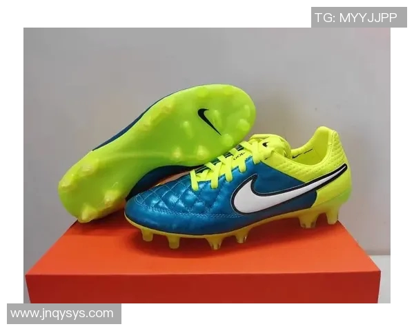 球星们的脚下神器:揭秘顶级足球鞋背后的选择与技术