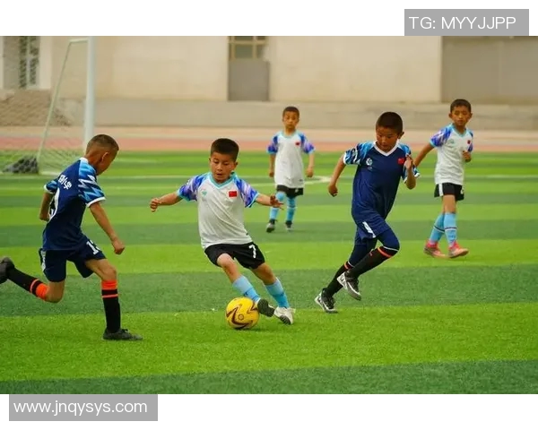 肌肉足球明星:强健体魄与赛场风采的完美融合展现